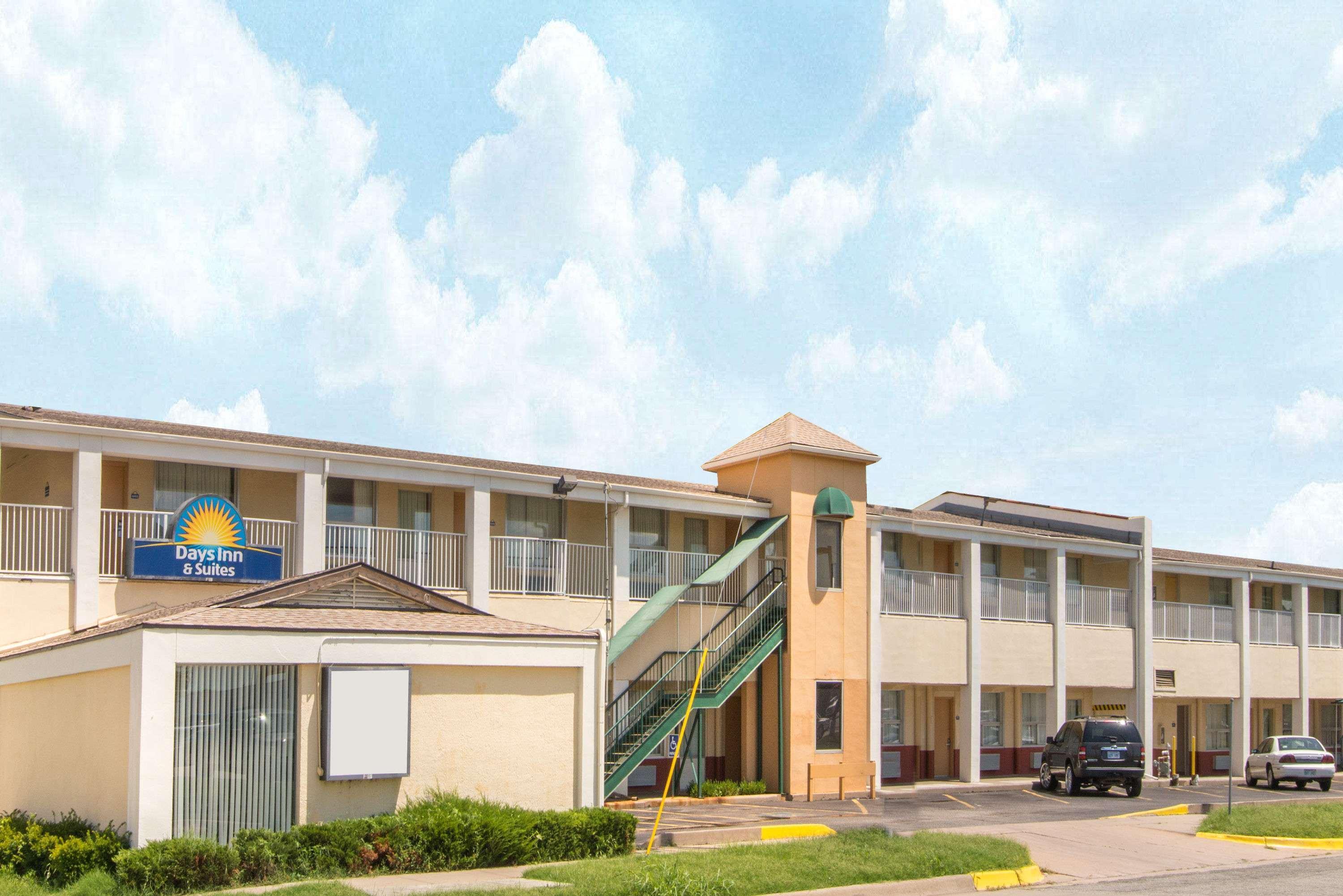 Days Inn & Suites By Wyndham Wichita East Exterior foto